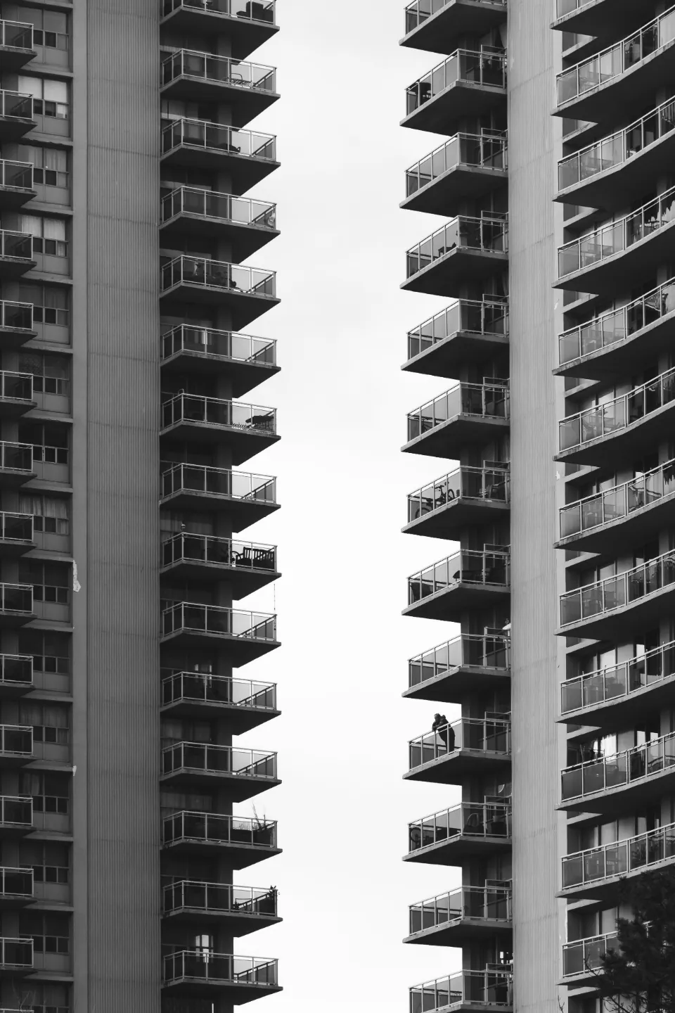 Fachada de torre residencial con balcones en Santa Ana