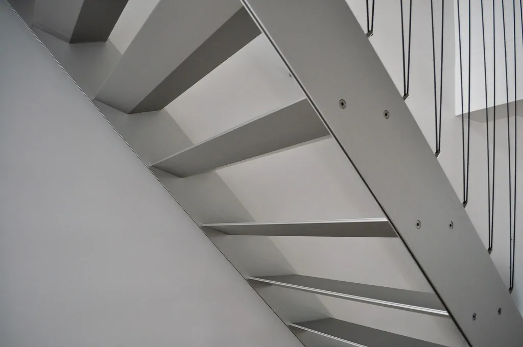 Detalle de arquitectura interior — escalera de diseño