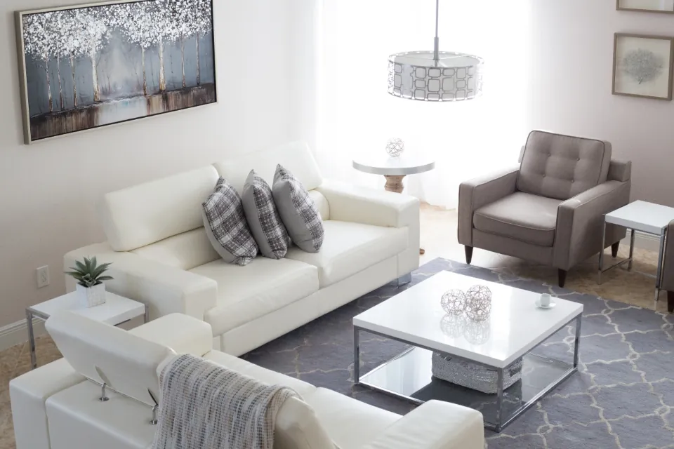 Sala iluminada de un apartamento de lujo en Rosales
